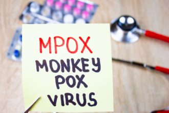 Η Mpox (παλαιότερα γνωστή ως monkeypox) είναι μια σπάνια ασθένεια που προκαλείται από έναν ιό.