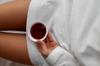 Σχεδόν κάθε γυναίκα έχει βιώσει κολπική ξηρότητα, ακόμη και αν δεν το συζητάει. Η ξηρότητα στην ευαίσθητη αυτή περιοχή επηρεάζει γυναίκες όλων των ηλικιών για πολλούς και διαφορετικούς λόγους.