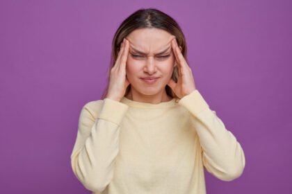 Διάφορες φυσικές θεραπείες μπορούν να ανακουφίσουν τα συμπτώματα της ημικρανίας και να βοηθήσουν στην πρόληψη των επεισοδίων. Παραδείγματα τέτοιων θεραπειών περιλαμβάνουν διατροφικές αλλαγές, αιθέρια έλαια, βελονισμό και άλλα.