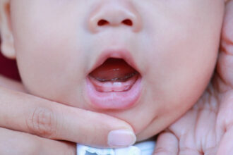 α πρώτα δόντια του μωρού (οδοντοφυΐα) ΔΕΝ προκαλούν πυρετό