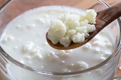 Πώς παρασκευάζεται το κεφίρ; Πόσο καλό κάνει αυτό το προβιοτικό τρόφιμο στην υγεία μας;