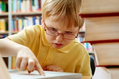 Η δυσλεξία, που ονομάζεται επίσης αναγνωστική αναπηρία, επηρεάζει περιοχές του εγκεφάλου που επεξεργάζονται τη γλώσσα.