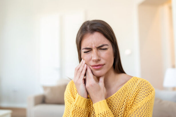 Πρήξιμο στο μάγουλο και πόνος στο δόντι. Αν ο πονόδοντος είναι η αιτία, βοηθάει η αντιβίωση;