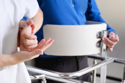 Πλάγια μυατροφική σκλήρυνση (ΠΜΣ) ή Νόσος του Κινητικού Νευρώνα.