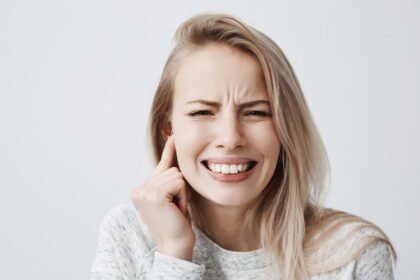 Ωταλγία (πόνος στο αυτί). Γιατί πονάει το αυτί μου; Πιθανές αιτίες. Πότε είναι κάτι το σοβαρό;