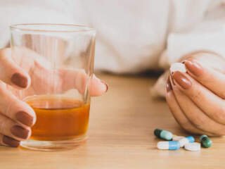 Γιατί δεν παίρνουν περισσότεροι άνθρωποι φάρμακα για τη διαταραχή χρήσης αλκοόλ;