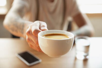 'Μη πίνεις καφέ με άδειο στομάχι'. Τι ισχύει πραγματικά;