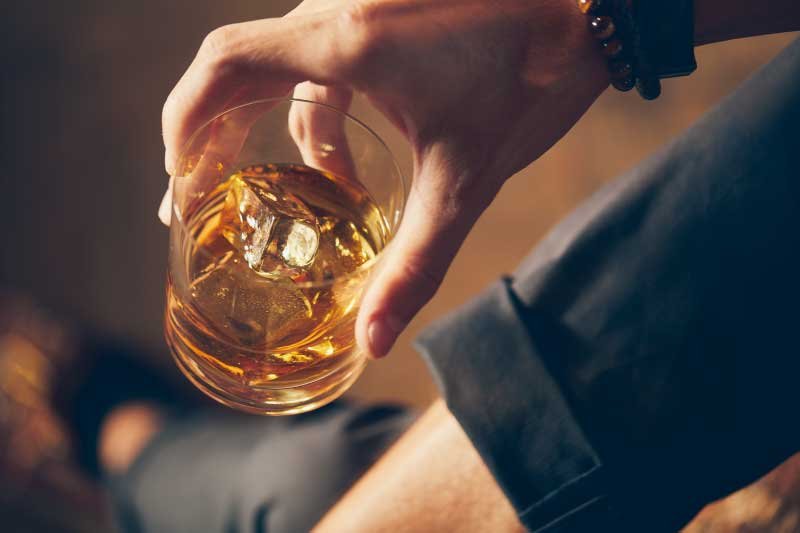 10 μύθοι για την κατανάλωση αλκοόλ που πρέπει να σταματήσετε να αναπαράγετε