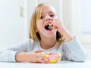 Τι μπορείτε να κάνετε στην περίπτωση που το παιδί σας τρώει πολλή ζάχαρη