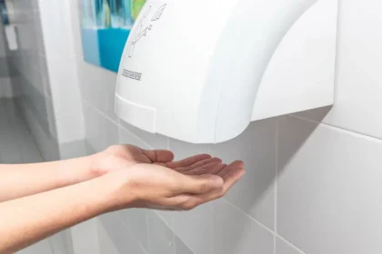 Η βρώμικη αλήθεια για τους στεγνωτήρες χεριών