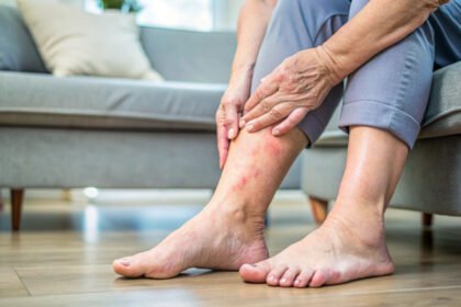 Ανακαλύψτε τι είναι η περιφερική αρτηριακή νόσος, ποια είναι τα συμπτώματα και πώς μπορεί να αντιμετωπιστεί για να βελτιώσετε την υγεία των αρτηριών σας.