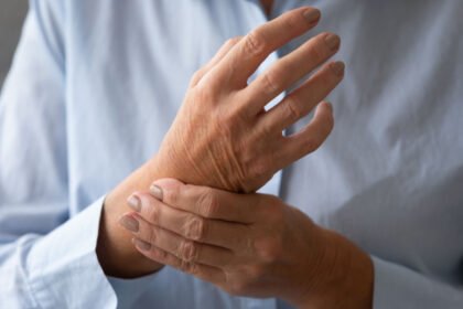 Ρευματοειδής Αρθρίτιδα: Ανακαλύψτε τις Αιτίες και τα Συμπτώματα που Πλήττουν την Υγεία σας