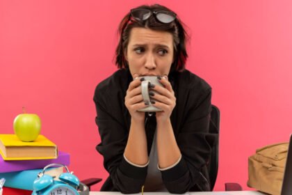 Ανακαλύψτε πώς η κατανάλωση καφέ μπορεί να επηρεάσει τα επίπεδα άγχους και την ψυχική υγεία. Διαβάστε για τη σύνδεση καφεΐνης και άγχους και πώς να μειώσετε τις αρνητικές επιπτώσεις του καφέ στην καθημερινότητά σας.