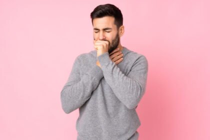 Ο επίμονος βήχας μπορεί να κρύβει σοβαρές καταστάσεις, όπως ο καρκίνος. Διαβάστε πώς να αναγνωρίσετε τα σημάδια που υποδεικνύουν την ανάγκη για ιατρική εξέταση και πότε ο βήχας μπορεί να αποτελεί ένδειξη για κάτι πιο επικίνδυνο.