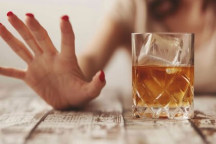 Αυτό το άρθρο εξετάζει τις μακροπρόθεσμες επιπτώσεις του αλκοόλ, καθώς και τους κινδύνους για τη σωματική σας υγεία και την ψυχική σας ευημερία