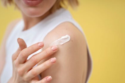 Οι περισσότεροι άνθρωποι γνωρίζουν ότι ένα καλό αντηλιακό μπορεί να μας προστατεύσει από τις βλαβερές ακτίνες του ήλιου, αλλά αρκετοί μπορεί να μην συνειδητοποιούν ότι ορισμένα φάρμακα και κρέμες μπορούν να αναιρέσουν μέρος αυτής της προστασίας.