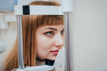 Κατά τη διάρκεια μιας οφθαλμολογικής εξέτασης, ο γιατρός θα εξετάσει διάφορα μέρη των ματιών σας, τα οποία μπορούν επίσης να παρέχουν ενδείξεις για την υγεία σε ολόκληρο το υπόλοιπο σώμα σας.