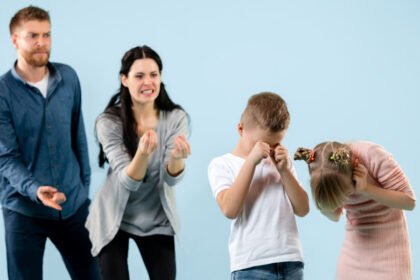 Η συναισθηματική κακοποίηση, γνωστή και ως ψυχολογική κακοποίηση, είναι ένα μοτίβο συμπεριφοράς που διαιωνίζεται από έναν γονέα και προκαλεί στο παιδί συναισθηματική δυσφορία