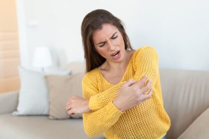 Όταν έχετε φαγούρα, πιθανότατα θέλετε να ξυθείτε. Αλλά είτε πρόκειται για τσίμπημα κουνουπιού, ανεμοβλογιά ή χρόνιο δερματικό πρόβλημα όπως το έκζεμα, η ανακούφιση από το ξύσιμο θα είναι βραχυπρόθεσμη. Και το πολύ ξύσιμο μπορεί να κάνει το πρόβλημα πολύ χειρότερο.