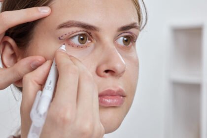 Ο προσδιορισμός της αιτίας και της σοβαρότητας των πεσμένων βλεφάρων είναι πιο περίπλοκος από ό,τι νομίζετε. Το πρώτο που εξετάζουμε είναι το ύψος του βλεφάρου.