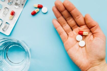 Η στηθάγχη ένας τύπος θωρακικού πόνου που προκαλείται από τη μειωμένη ροή του αίματος προς την καρδιά. Η στηθάγχη αποτελεί σύμπτωμα της στεφανιαίας νόσου.