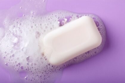 Τα απολυμαντικά χεριών με βάση το αλκοόλ είναι πιο αποτελεσματικά από το αντιβακτηριδιακό σαπούνι, αλλά μην απαρνηθείτε το απλό σαπούνι και το νερό.