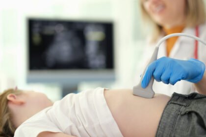 Το υπερηχογράφημα κοιλίας είναι ένας τύπος απεικονιστικής εξέτασης. Χρησιμοποιεί ηχητικά κύματα υψηλής συχνότητας για τη δημιουργία εικόνων των οργάνων και των αιμοφόρων αγγείων στην κοιλιά σας.