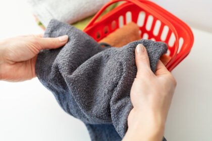 Όταν τρίβουμε τον εαυτό μας με μια πετσέτα, μεταφέρουμε όλα αυτά τα αηδιαστικά πράγματα στο ύφασμα.