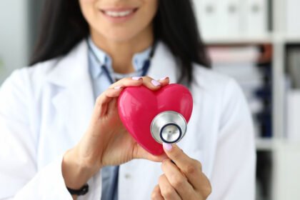 Ο καρδιολόγος σας, βοηθάει στην πρόληψη των καρδιακών παθήσεων μέσω προληπτικών εξετάσεων και ελέγχου.