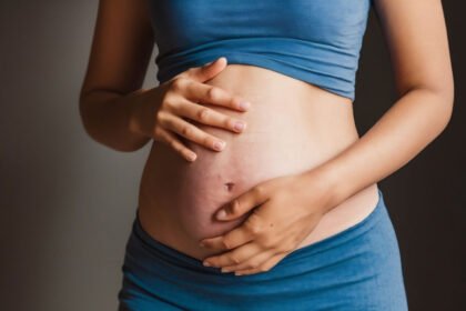 Εάν παρατηρήσετε ένα εξόγκωμα ή μάζα στην κοιλιά σας, μπορεί να πρόκειται για μια ποικιλία αιτίων, από λιπώδη διόγκωση μέχρι πιο σοβαρές καταστάσεις. Διαβάστε τι πρέπει να ξέρετε και πώς να προχωρήσετε στην αντιμετώπισή του.