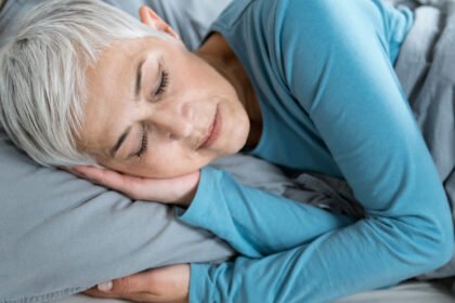 Ανακαλύψτε πώς η εμμηνόπαυση μπορεί να επηρεάσει τον ύπνο σας και ποιες στρατηγικές μπορούν να βοηθήσουν στη βελτίωση της ποιότητας του ύπνου κατά την εμμηνόπαυση.