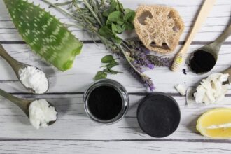 Ανακαλύψτε αν τα φυσικά προϊόντα φροντίδας δέρματος είναι η καλύτερη επιλογή για το δέρμα σας. Μάθετε τα οφέλη τους και αν αξίζει να τα προτιμήσετε.