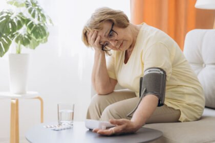 Η χαμηλή αρτηριακή πίεση είναι επικίνδυνη όταν πέφτει κάτω από 90/60 mm Hg και συνοδεύεται από συμπτώματα.