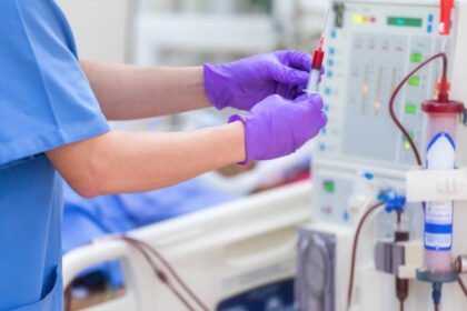 Η αιμοκάθαρση είναι ένας τύπος θεραπείας νεφρικής υποκατάστασης που φιλτράρει τα απόβλητα και απομακρύνει την περίσσεια υγρών από το αίμα όταν τα νεφρά ενός ανθρώπου σταματήσουν να λειτουργούν ικανοποιητικά.