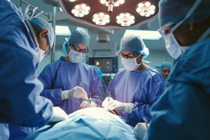 Η λαπαροτομία είναι μια χειρουργική τομή που γίνεται από το πάνω προς το κάτω μέρος της κοιλιάς.