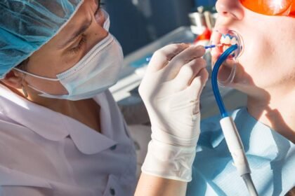 Καθαρισμός δοντιών: Διαδικασία και συμβουλές για υγιή στοματική υγιεινή