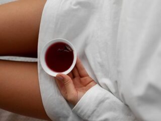 Σχεδόν κάθε γυναίκα έχει βιώσει κολπική ξηρότητα, ακόμη και αν δεν το συζητάει. Η ξηρότητα στην ευαίσθητη αυτή περιοχή επηρεάζει γυναίκες όλων των ηλικιών για πολλούς και διαφορετικούς λόγους.