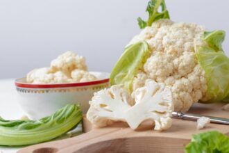Το κουνουπίδι (Brassica oleracea var. botrytis) είναι ένα από τα πιο θρεπτικά λαχανικά, γνωστό για τα πολλαπλά οφέλη του στην υγεία. Ωστόσο, όπως κάθε τρόφιμο, μπορεί να έχει και ορισμένες παρενέργειες.