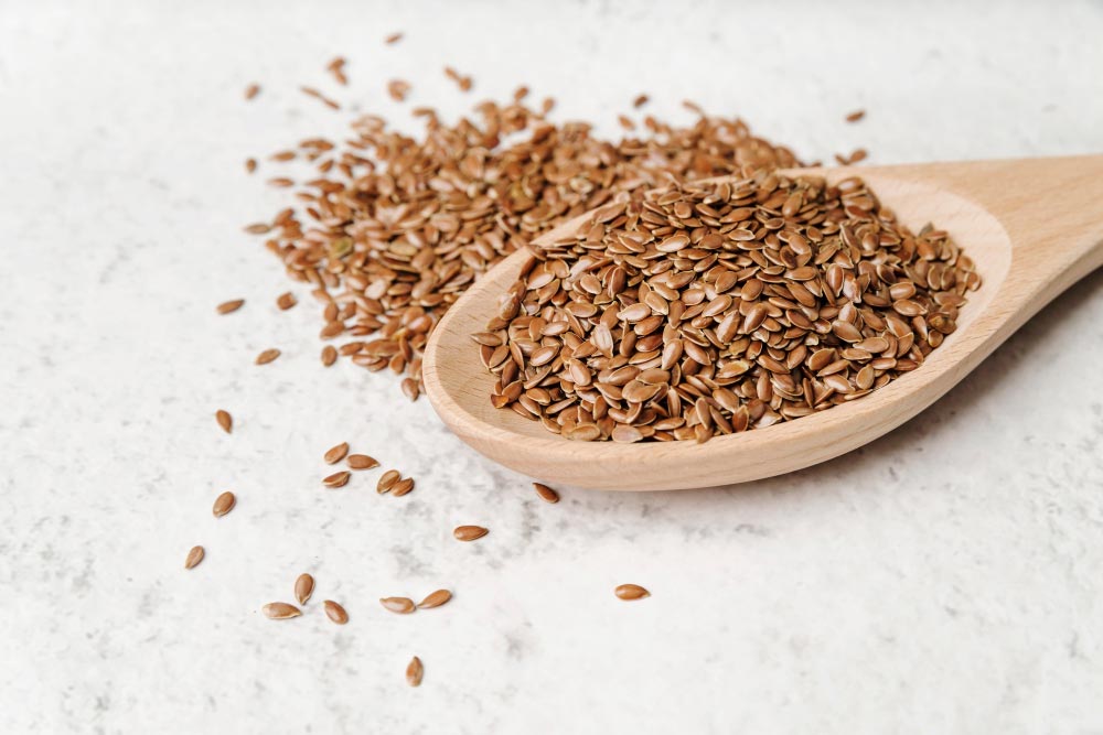 Οι σπόροι λιναριού (flax seeds) είναι εξαιρετικά αποτελεσματικοί για την αντιμετώπιση της δυσκοιλιότητας χάρη στην υψηλή περιεκτικότητά τους σε διαλυτές και αδιάλυτες φυτικές ίνες